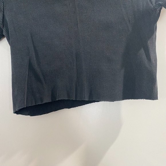 Brandy Melville Ribbed Baby T-Shirt Cropped Black/Grey - Picture 2 of 5